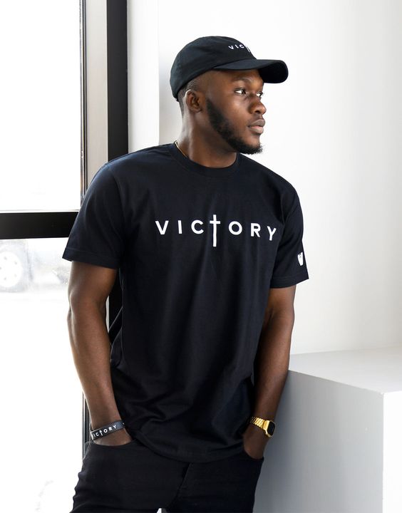 CAMISETA NEGRA VICTORY / HOMBRE